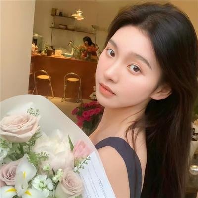 给小酒馆女子喝高杯酒封面